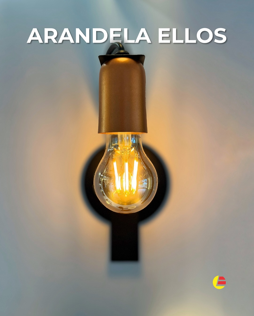 Arandela decorativa acesa