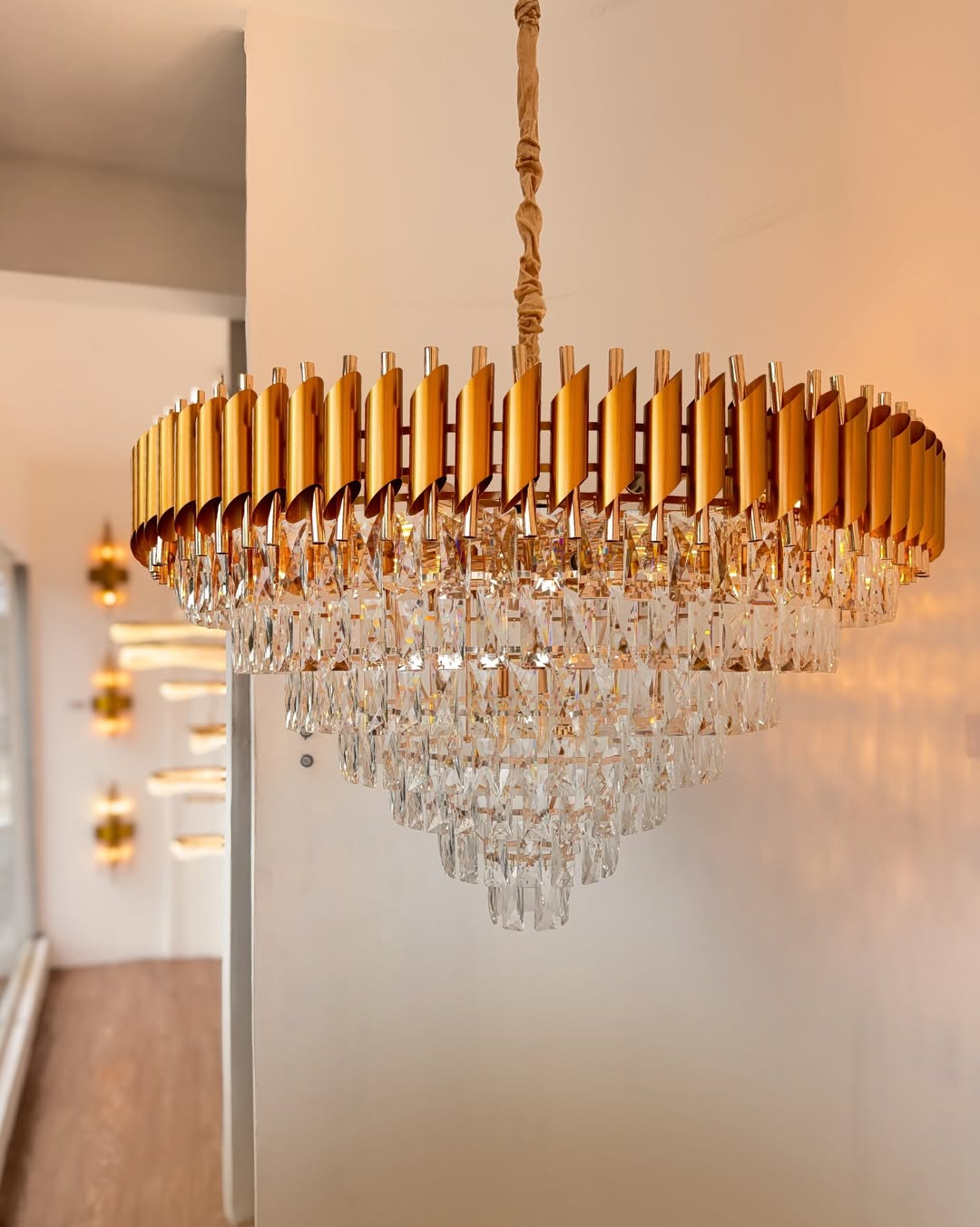 Lustre de cristal aceso