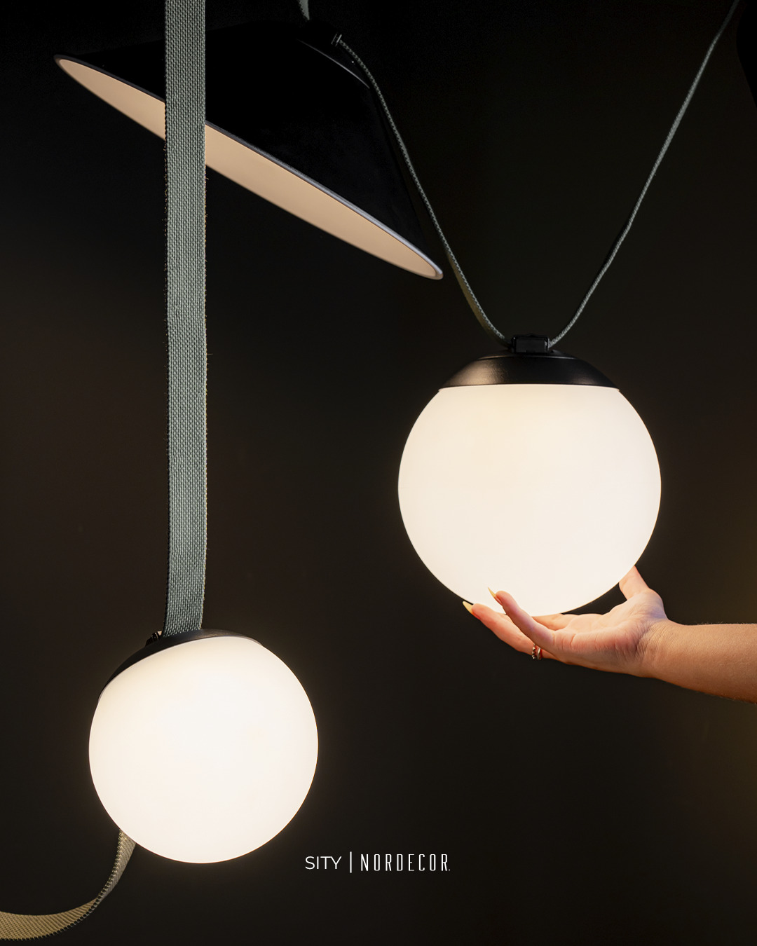 Ambiente iluminado com pendentes contemporâneos